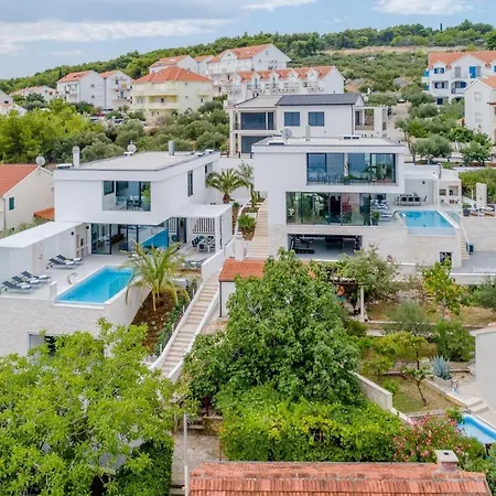 Villa Luxury Complex Sutivan