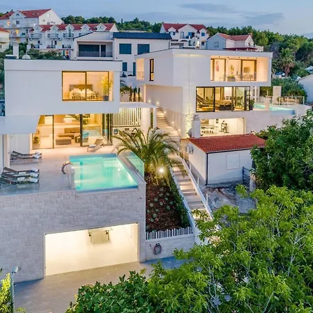 Villa Luxury Complex Sutivan