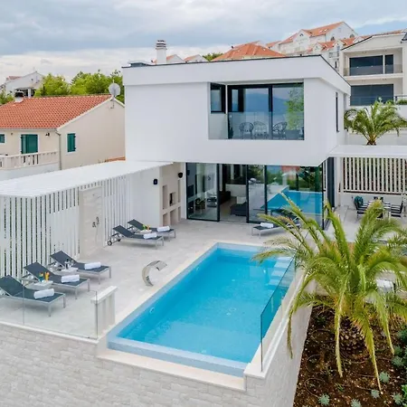 Villa Luxury Complex Sutivan
