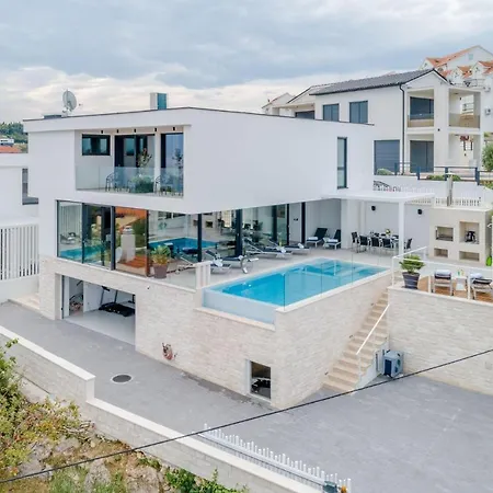Luxury Complex Villa *