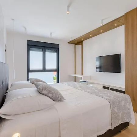 Villa Luxury Complex Sutivan