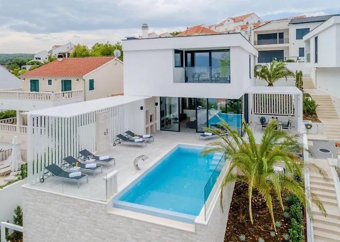 Villa Luxury Complex Sutivan