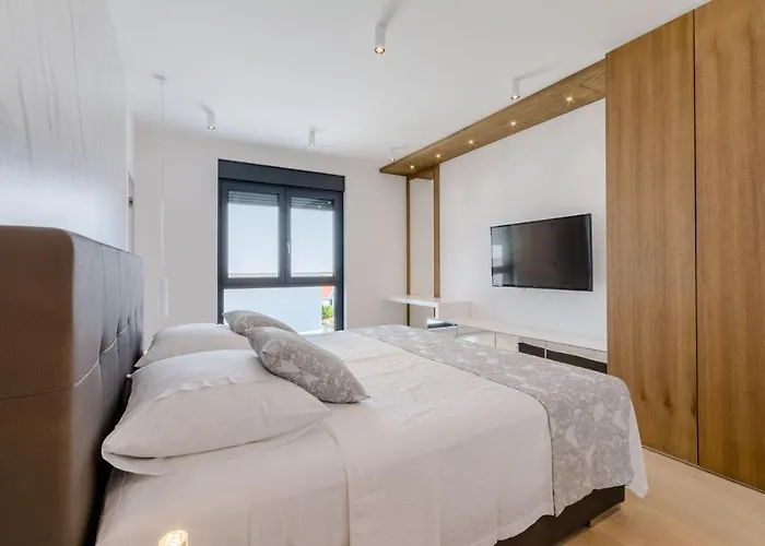 Villa Luxury Complex Sutivan